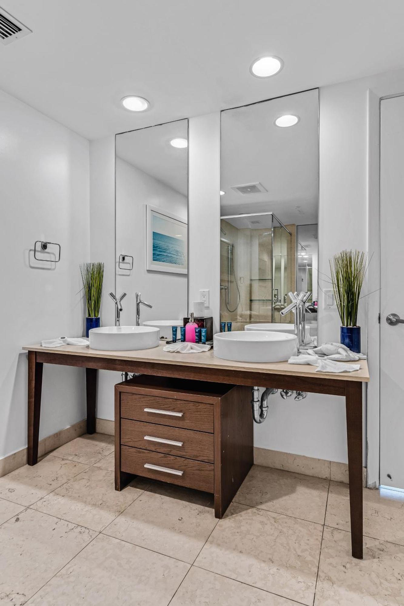 Luxurious Condo At Icon With Views Miami Esterno foto