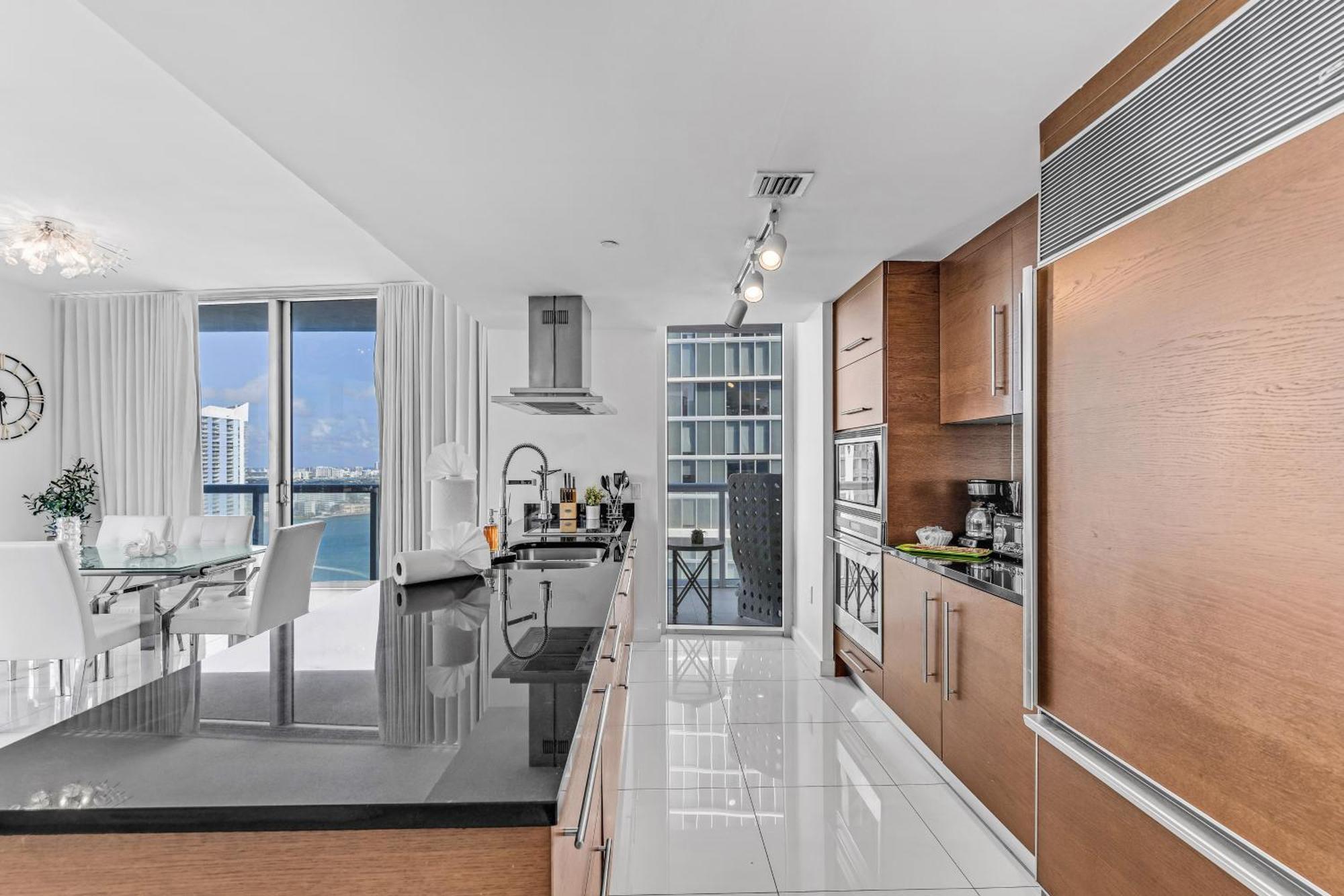 Luxurious Condo At Icon With Views Miami Esterno foto